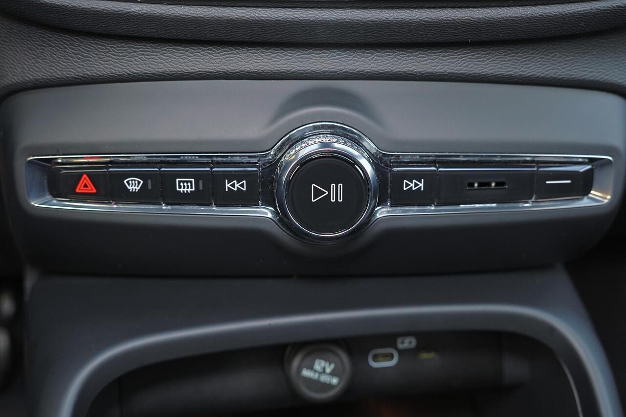 Volvo XC40 B3 Plus Black Edition - Panorama/schuifdak - IntelliSafe Assist & Surround - 360º Camera - Harman/Kardon audio - Verwarmde voorstoelen & stuur - Parkeersensoren voor & achter - Elektr. bedienb. voorstoelen met geheugen links - Draadloze tel. lader - Extra