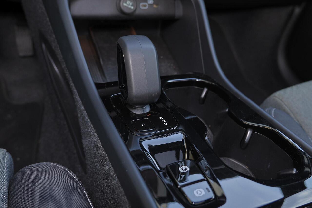 Volvo XC40 B3 Plus Black Edition - Panorama/schuifdak - IntelliSafe Assist & Surround - 360º Camera - Harman/Kardon audio - Verwarmde voorstoelen & stuur - Parkeersensoren voor & achter - Elektr. bedienb. voorstoelen met geheugen links - Draadloze tel. lader - Extra