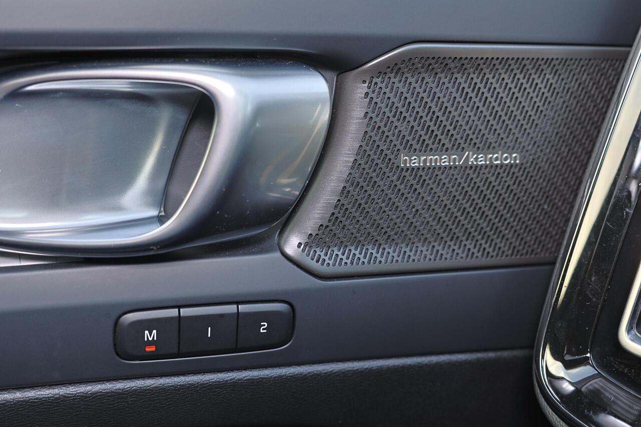 Volvo XC40 B3 Plus Black Edition - Panorama/schuifdak - IntelliSafe Assist & Surround - 360º Camera - Harman/Kardon audio - Verwarmde voorstoelen & stuur - Parkeersensoren voor & achter - Elektr. bedienb. voorstoelen met geheugen links - Draadloze tel. lader - Extra