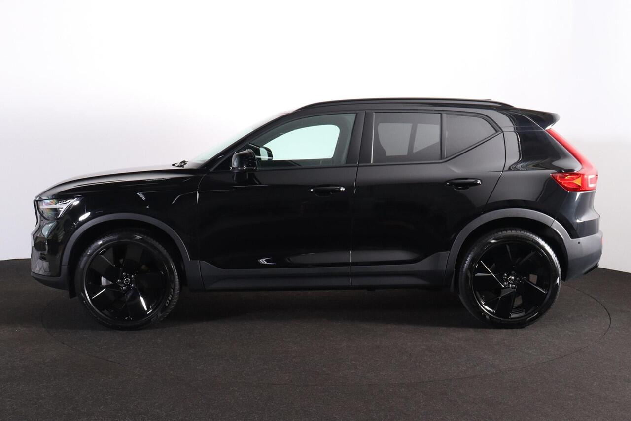 Volvo XC40 B3 Plus Black Edition - Panorama/schuifdak - IntelliSafe Assist & Surround - 360º Camera - Harman/Kardon audio - Verwarmde voorstoelen & stuur - Parkeersensoren voor & achter - Elektr. bedienb. voorstoelen met geheugen links - Draadloze tel. lader - Extra