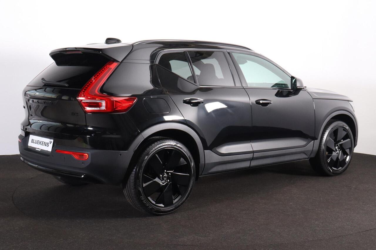 Volvo XC40 B3 Plus Black Edition - Panorama/schuifdak - IntelliSafe Assist & Surround - 360º Camera - Harman/Kardon audio - Verwarmde voorstoelen & stuur - Parkeersensoren voor & achter - Elektr. bedienb. voorstoelen met geheugen links - Draadloze tel. lader - Extra
