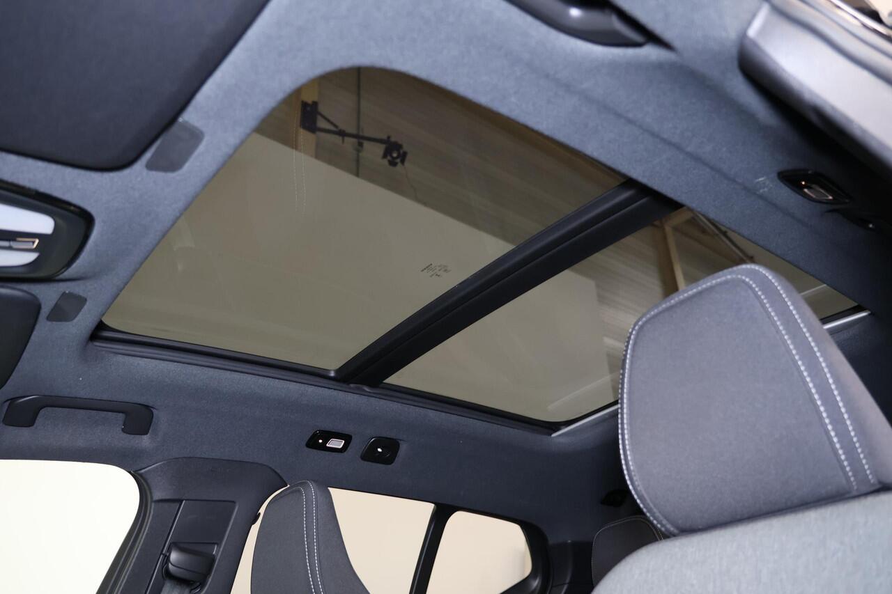 Volvo XC40 B3 Plus Black Edition - Panorama/schuifdak - IntelliSafe Assist & Surround - 360º Camera - Harman/Kardon audio - Verwarmde voorstoelen & stuur - Parkeersensoren voor & achter - Elektr. bedienb. voorstoelen met geheugen links - Draadloze tel. lader - Extra