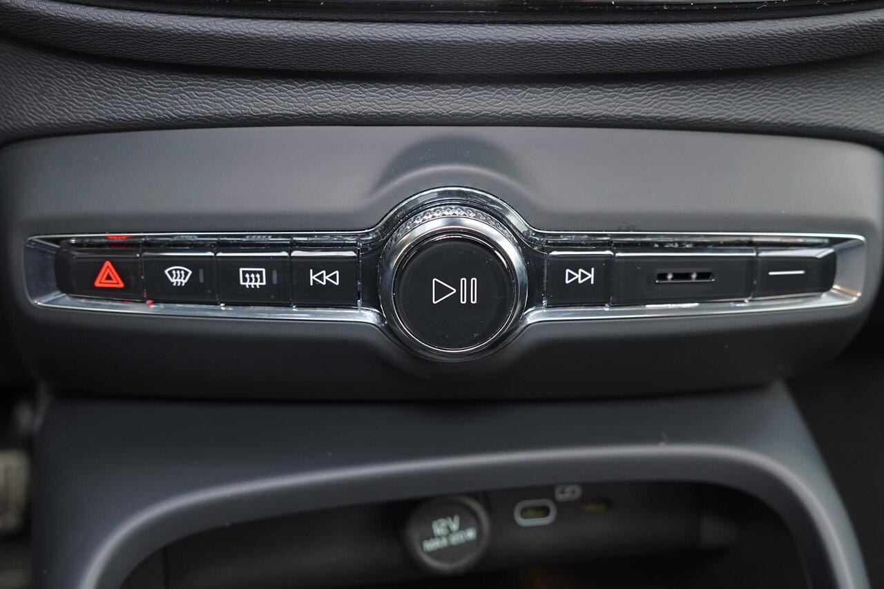 Volvo XC40 B3 Plus Black Edition - Panorama/schuifdak - IntelliSafe Assist & Surround - 360º Camera - Harman/Kardon audio - Verwarmde voorstoelen & stuur - Parkeersensoren voor & achter - Elektr. bedienb. voorstoelen met geheugen links - Draadloze tel. lader - Extra