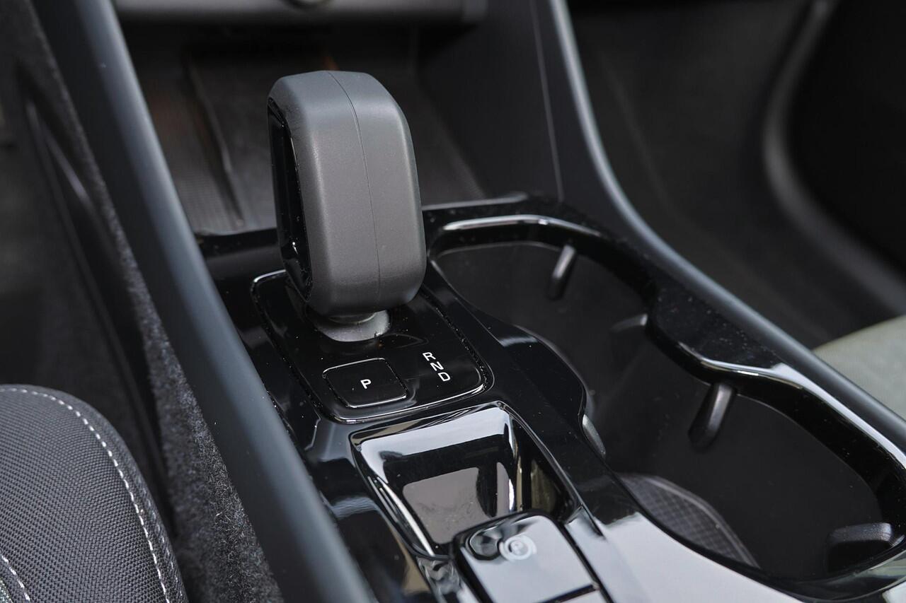 Volvo XC40 B3 Plus Black Edition - Panorama/schuifdak - IntelliSafe Assist & Surround - 360º Camera - Harman/Kardon audio - Verwarmde voorstoelen & stuur - Parkeersensoren voor & achter - Elektr. bedienb. voorstoelen met geheugen links - Draadloze tel. lader - Extra