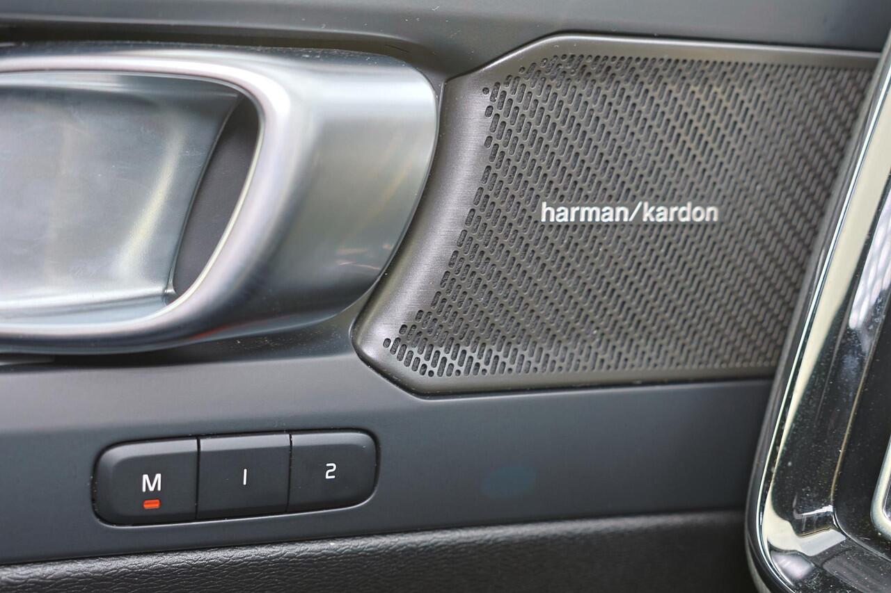 Volvo XC40 B3 Plus Black Edition - Panorama/schuifdak - IntelliSafe Assist & Surround - 360º Camera - Harman/Kardon audio - Verwarmde voorstoelen & stuur - Parkeersensoren voor & achter - Elektr. bedienb. voorstoelen met geheugen links - Draadloze tel. lader - Extra