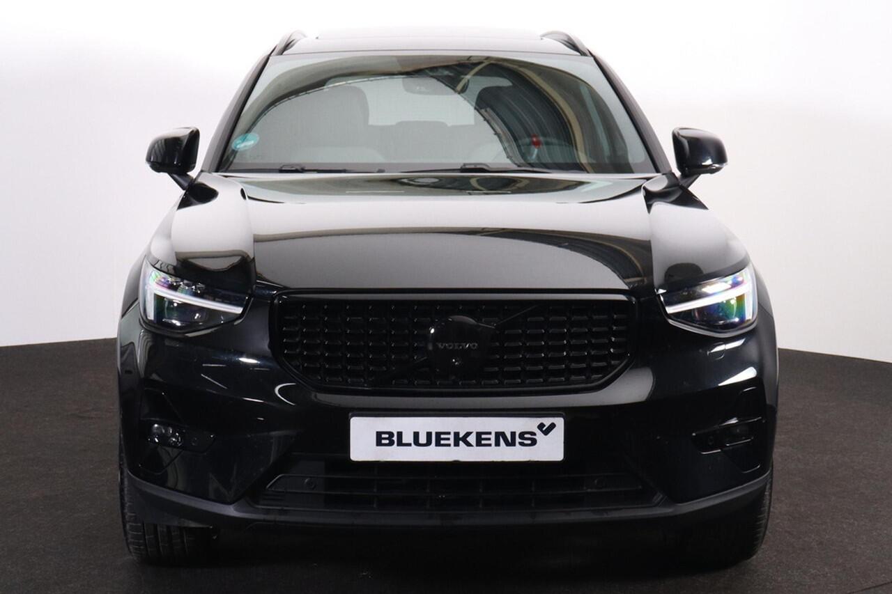Volvo XC40 B3 Plus Black Edition - Panorama/schuifdak - IntelliSafe Assist & Surround - 360º Camera - Harman/Kardon audio - Verwarmde voorstoelen & stuur - Parkeersensoren voor & achter - Elektr. bedienb. voorstoelen met geheugen links - Draadloze tel. lader - Extra