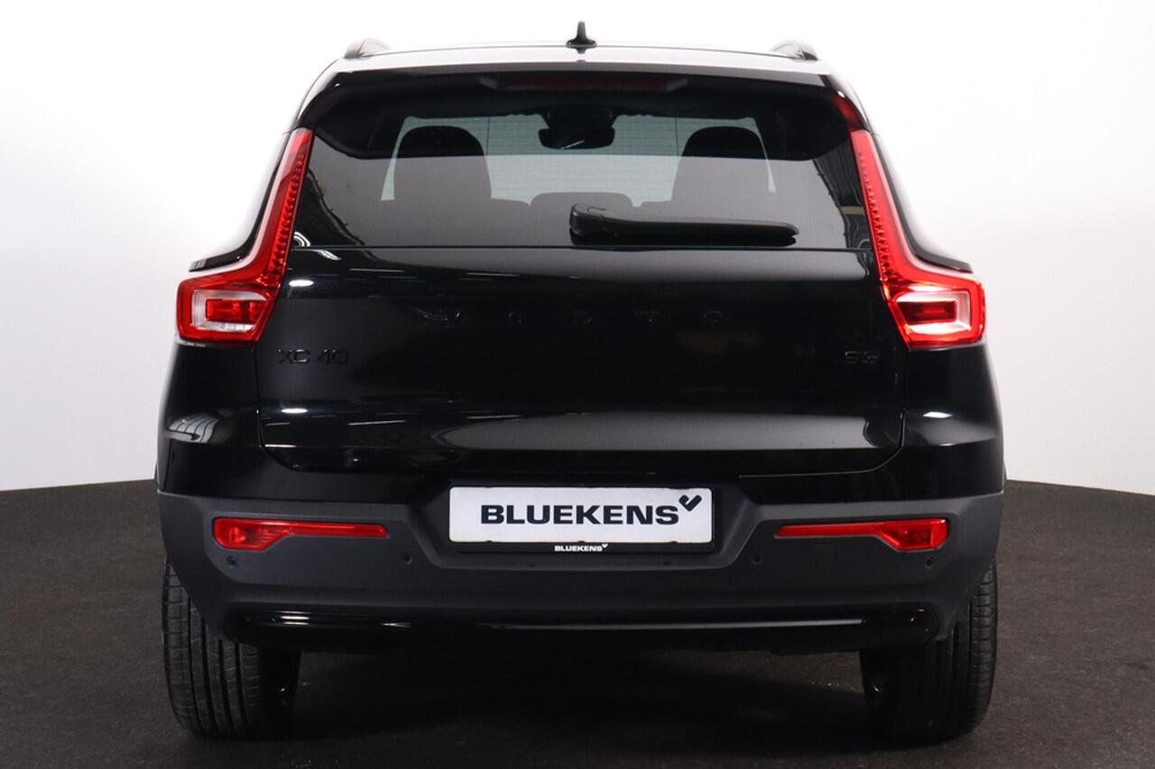 Volvo XC40 B3 Plus Black Edition - Panorama/schuifdak - IntelliSafe Assist & Surround - 360º Camera - Harman/Kardon audio - Verwarmde voorstoelen & stuur - Parkeersensoren voor & achter - Elektr. bedienb. voorstoelen met geheugen links - Draadloze tel. lader - Extra