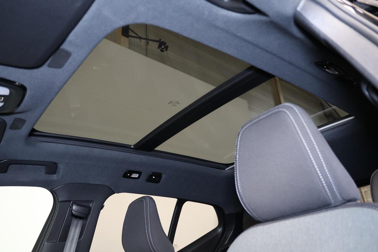 Volvo XC40 B3 Plus Black Edition - Panorama/schuifdak - IntelliSafe Assist & Surround - 360º Camera - Harman/Kardon audio - Verwarmde voorstoelen & stuur - Parkeersensoren voor & achter - Elektr. bedienb. voorstoelen met geheugen links - Draadloze tel. lader - Extra