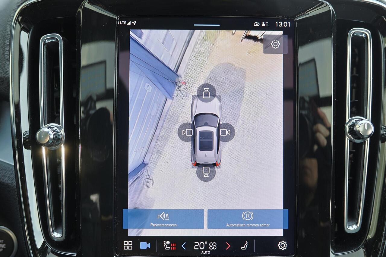 Volvo XC40 B3 Plus Black Edition - Panorama/schuifdak - IntelliSafe Assist & Surround - 360º Camera - Harman/Kardon audio - Verwarmde voorstoelen & stuur - Parkeersensoren voor & achter - Elektr. bedienb. voorstoelen met geheugen links - Draadloze tel. lader - Extra