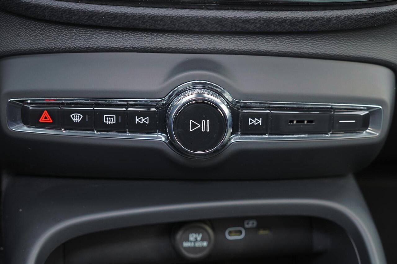 Volvo XC40 B3 Plus Black Edition - Panorama/schuifdak - IntelliSafe Assist & Surround - 360º Camera - Harman/Kardon audio - Verwarmde voorstoelen & stuur - Parkeersensoren voor & achter - Elektr. bedienb. voorstoelen met geheugen links - Draadloze tel. lader - Extra