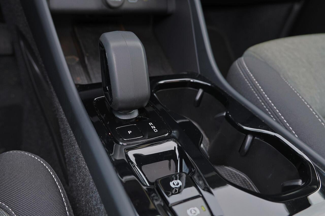 Volvo XC40 B3 Plus Black Edition - Panorama/schuifdak - IntelliSafe Assist & Surround - 360º Camera - Harman/Kardon audio - Verwarmde voorstoelen & stuur - Parkeersensoren voor & achter - Elektr. bedienb. voorstoelen met geheugen links - Draadloze tel. lader - Extra