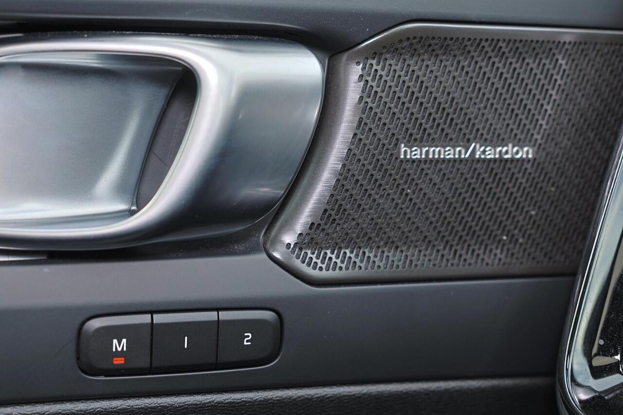 Volvo XC40 B3 Plus Black Edition - Panorama/schuifdak - IntelliSafe Assist & Surround - 360º Camera - Harman/Kardon audio - Verwarmde voorstoelen & stuur - Parkeersensoren voor & achter - Elektr. bedienb. voorstoelen met geheugen links - Draadloze tel. lader - Extra