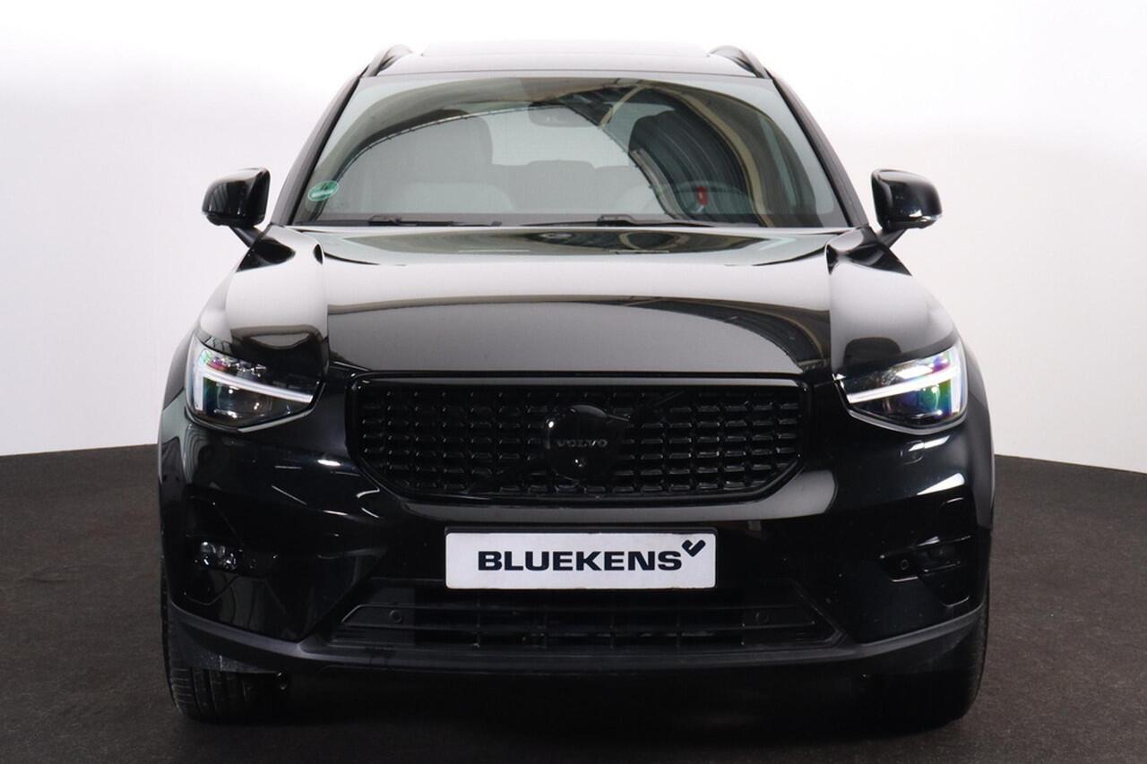 Volvo XC40 B3 Plus Black Edition - Panorama/schuifdak - IntelliSafe Assist & Surround - 360º Camera - Harman/Kardon audio - Verwarmde voorstoelen & stuur - Parkeersensoren voor & achter - Elektr. bedienb. voorstoelen met geheugen links - Draadloze tel. lader - Extra