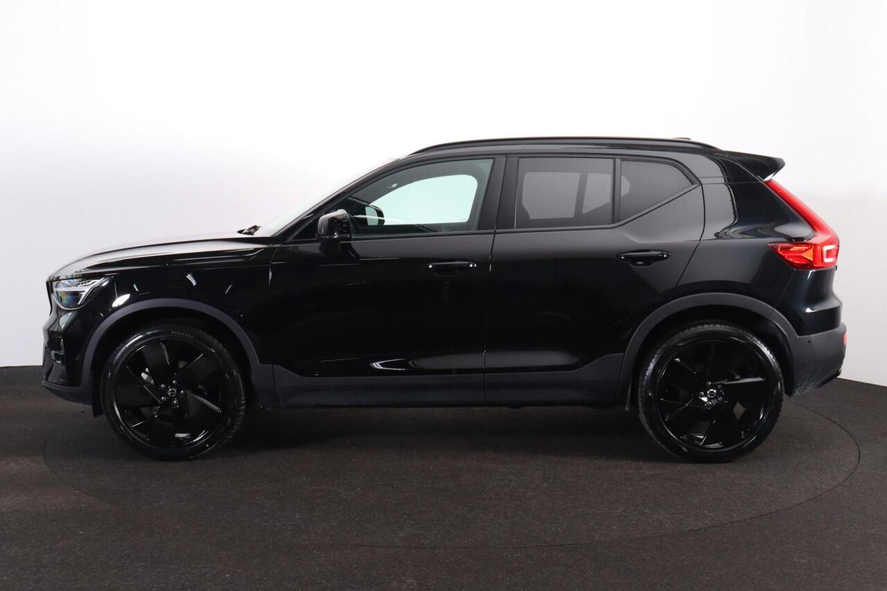 Volvo XC40 B3 Plus Black Edition - Panorama/schuifdak - IntelliSafe Assist & Surround - 360º Camera - Harman/Kardon audio - Verwarmde voorstoelen & stuur - Parkeersensoren voor & achter - Elektr. bedienb. voorstoelen met geheugen links - Draadloze tel. lader - Extra