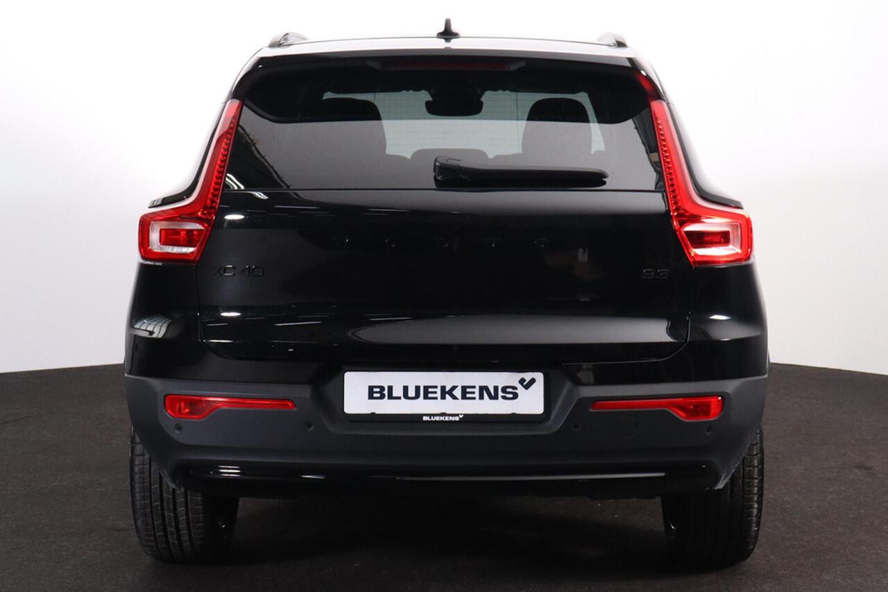 Volvo XC40 B3 Plus Black Edition - Panorama/schuifdak - IntelliSafe Assist & Surround - 360º Camera - Harman/Kardon audio - Verwarmde voorstoelen & stuur - Parkeersensoren voor & achter - Elektr. bedienb. voorstoelen met geheugen links - Draadloze tel. lader - Extra