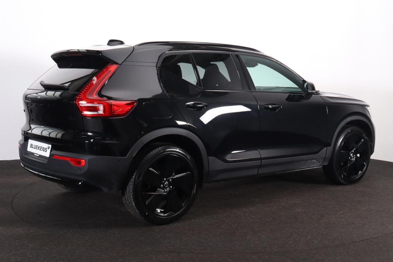 Volvo XC40 B3 Plus Black Edition - Panorama/schuifdak - IntelliSafe Assist & Surround - 360º Camera - Harman/Kardon audio - Verwarmde voorstoelen & stuur - Parkeersensoren voor & achter - Elektr. bedienb. voorstoelen met geheugen links - Draadloze tel. lader - Extra