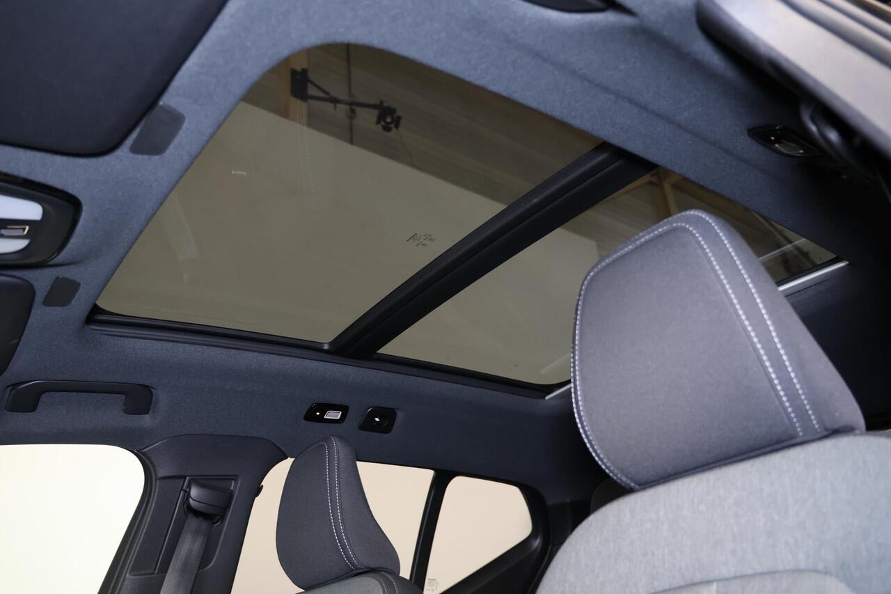 Volvo XC40 B3 Plus Black Edition - Panorama/schuifdak - IntelliSafe Assist & Surround - 360º Camera - Harman/Kardon audio - Verwarmde voorstoelen & stuur - Parkeersensoren voor & achter - Elektr. bedienb. voorstoelen met geheugen links - Draadloze tel. lader - Extra