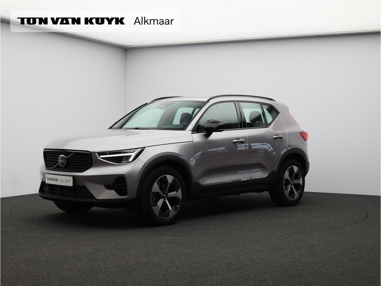 Volvo XC40 2.0 B4 Plus Dark / Trekhaak / Harman Kardon / Stoel+Stuurverwarming / Elektrische Stoelen / Adaptive Cruise / Keyless / BLIS /