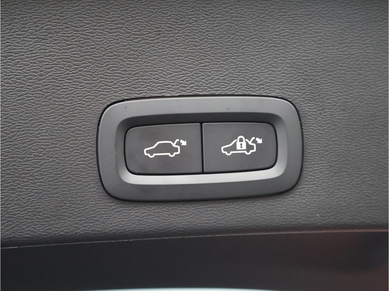 Volvo XC40 2.0 B4 Plus Dark / Trekhaak / Harman Kardon / Stoel+Stuurverwarming / Elektrische Stoelen / Adaptive Cruise / Keyless / BLIS /