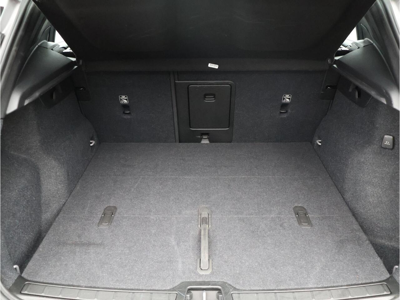 Volvo XC40 2.0 B4 Plus Dark / Trekhaak / Harman Kardon / Stoel+Stuurverwarming / Elektrische Stoelen / Adaptive Cruise / Keyless / BLIS /