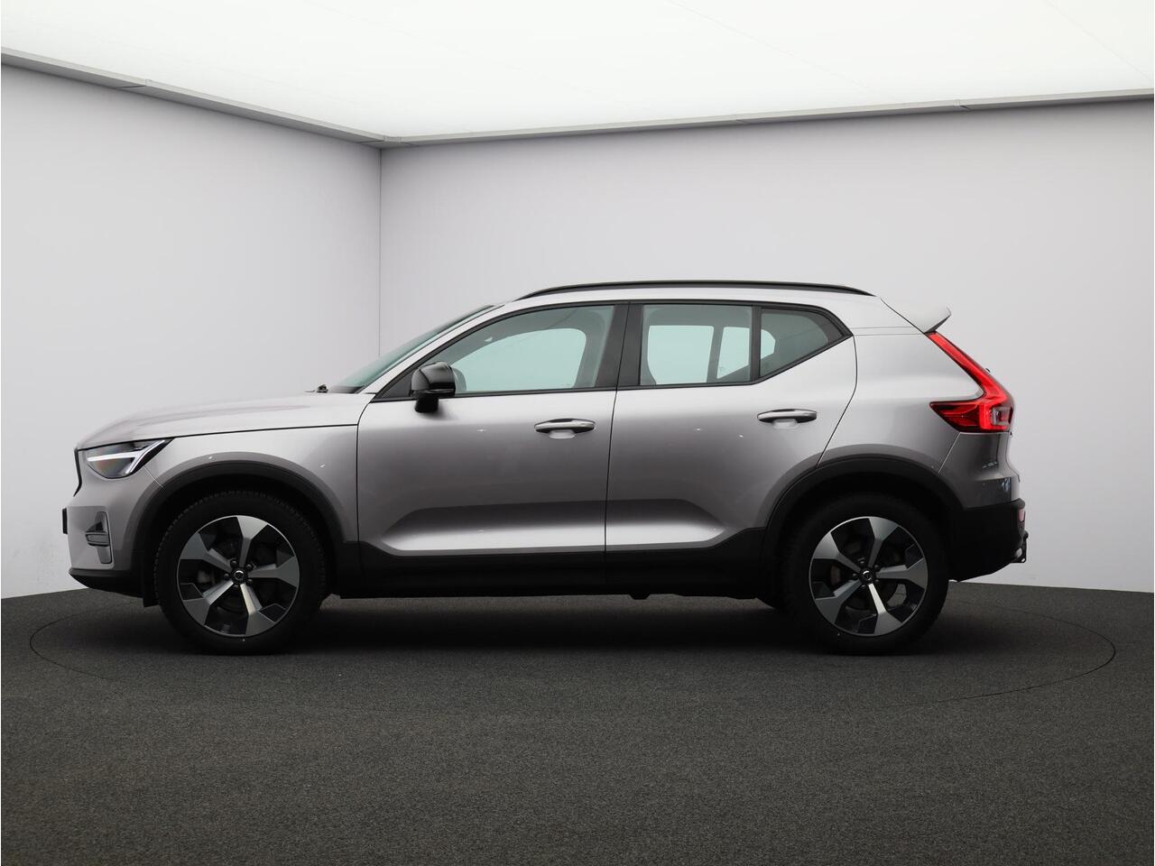 Volvo XC40 2.0 B4 Plus Dark / Trekhaak / Harman Kardon / Stoel+Stuurverwarming / Elektrische Stoelen / Adaptive Cruise / Keyless / BLIS /