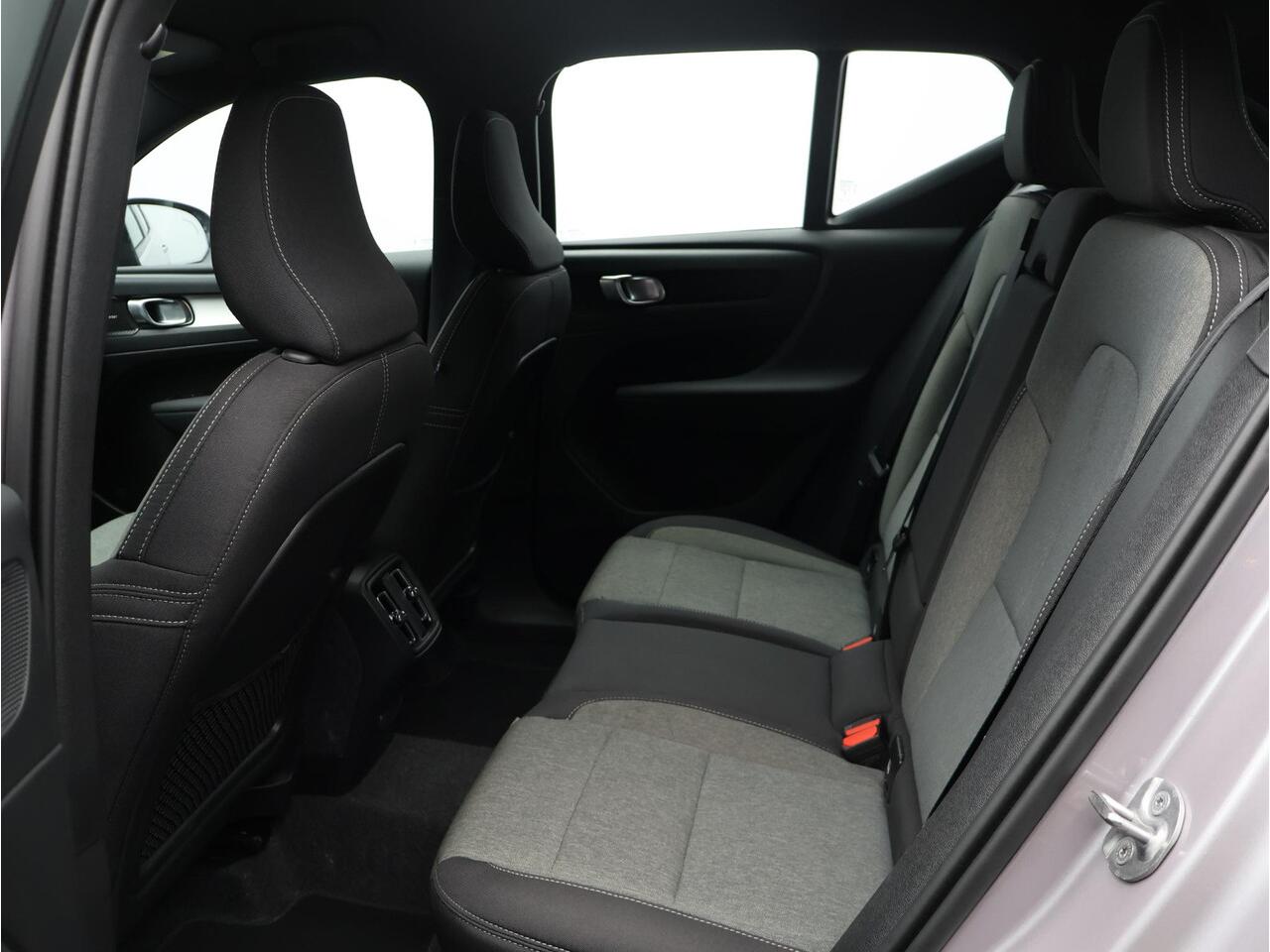 Volvo XC40 2.0 B4 Plus Dark / Trekhaak / Harman Kardon / Stoel+Stuurverwarming / Elektrische Stoelen / Adaptive Cruise / Keyless / BLIS /