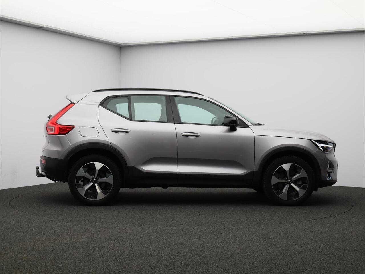 Volvo XC40 2.0 B4 Plus Dark / Trekhaak / Harman Kardon / Stoel+Stuurverwarming / Elektrische Stoelen / Adaptive Cruise / Keyless / BLIS /