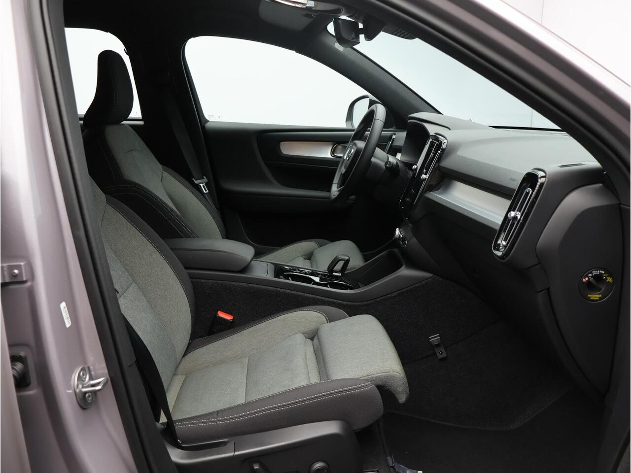 Volvo XC40 2.0 B4 Plus Dark / Trekhaak / Harman Kardon / Stoel+Stuurverwarming / Elektrische Stoelen / Adaptive Cruise / Keyless / BLIS /