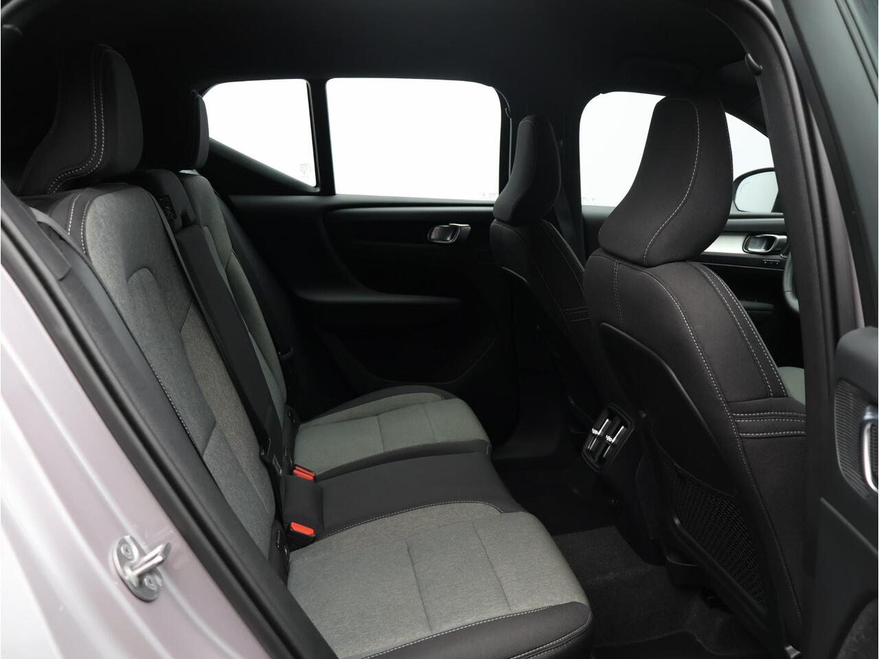 Volvo XC40 2.0 B4 Plus Dark / Trekhaak / Harman Kardon / Stoel+Stuurverwarming / Elektrische Stoelen / Adaptive Cruise / Keyless / BLIS /