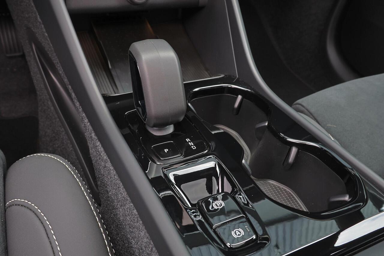 Volvo XC40 B4 Plus Black Edition - Panorama/schuifdak - IntelliSafe Assist & Surround - 360º Camera - Harmon Kardon Audio - Verwarmde voorstoelen, stuur & achterbank - Parkeersensoren voor & achter - Elektr. bedienb. voorstoelen met geheugen links - Draadloze tel. l