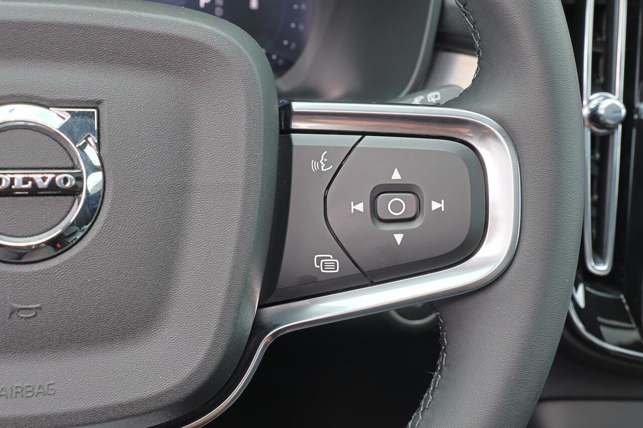 Volvo XC40 B4 Plus Black Edition - Panorama/schuifdak - IntelliSafe Assist & Surround - 360º Camera - Harmon Kardon Audio - Verwarmde voorstoelen, stuur & achterbank - Parkeersensoren voor & achter - Elektr. bedienb. voorstoelen met geheugen links - Draadloze tel. l