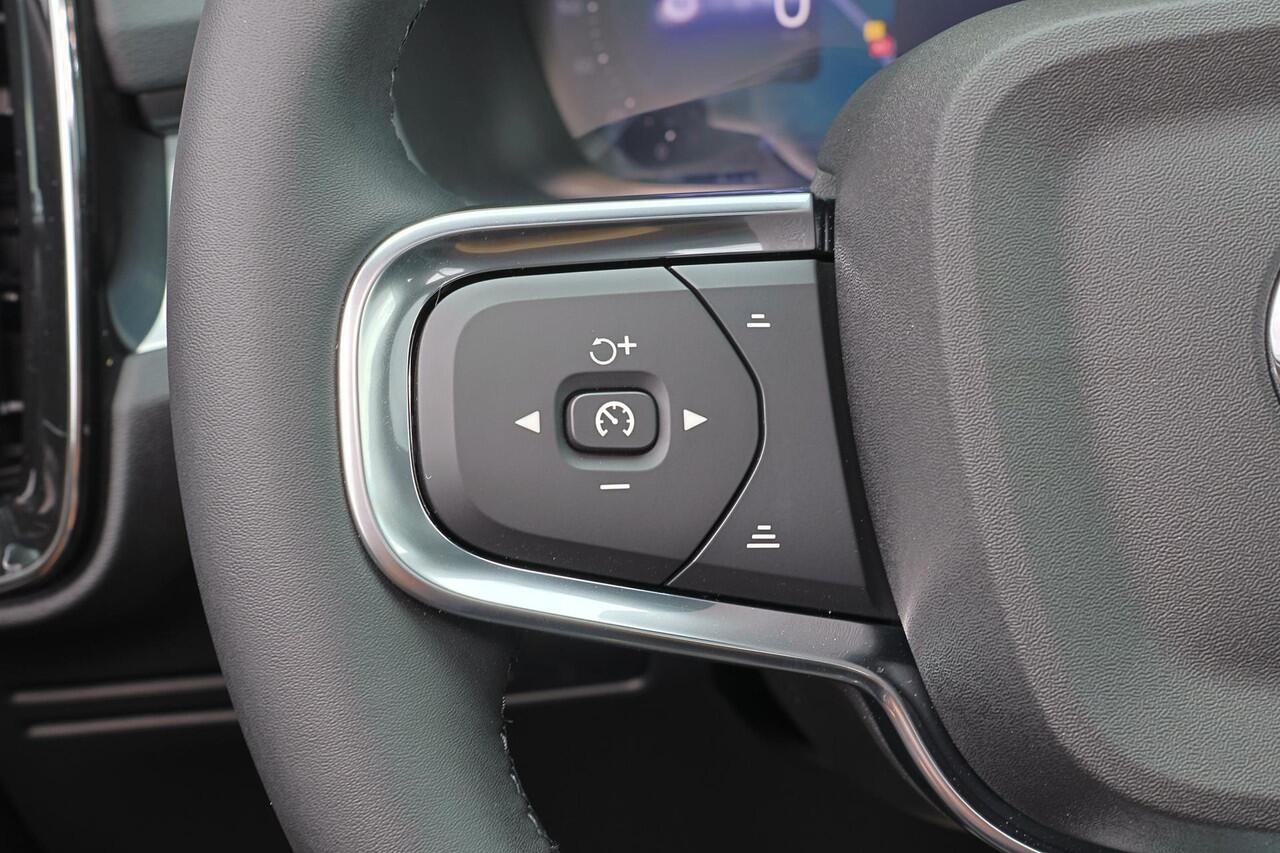 Volvo XC40 B4 Plus Black Edition - Panorama/schuifdak - IntelliSafe Assist & Surround - 360º Camera - Harmon Kardon Audio - Verwarmde voorstoelen, stuur & achterbank - Parkeersensoren voor & achter - Elektr. bedienb. voorstoelen met geheugen links - Draadloze tel. l