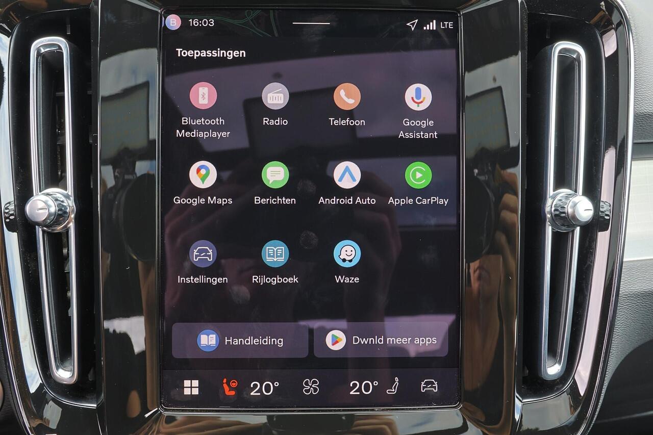 Volvo XC40 B4 Plus Black Edition - Panorama/schuifdak - IntelliSafe Assist & Surround - 360º Camera - Harmon Kardon Audio - Verwarmde voorstoelen, stuur & achterbank - Parkeersensoren voor & achter - Elektr. bedienb. voorstoelen met geheugen links - Draadloze tel. l