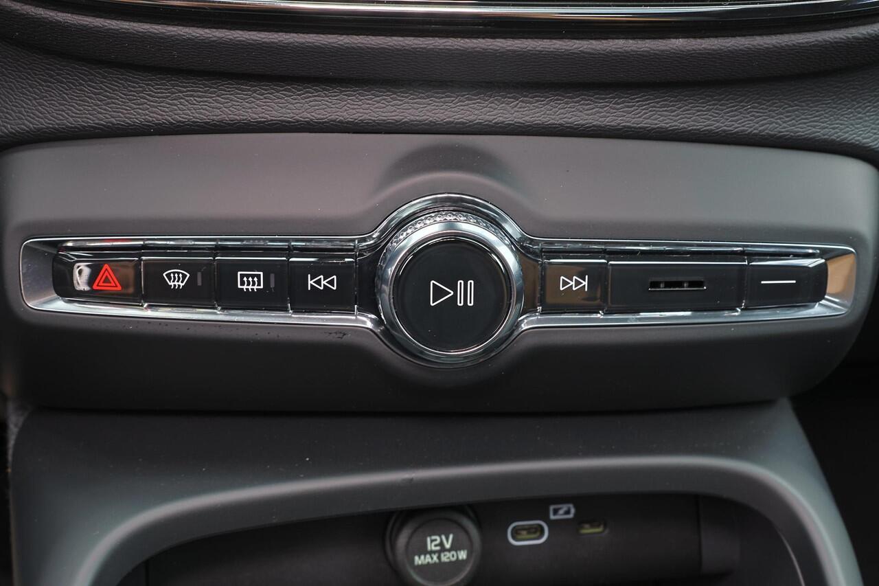 Volvo XC40 B4 Plus Black Edition - Panorama/schuifdak - IntelliSafe Assist & Surround - 360º Camera - Harmon Kardon Audio - Verwarmde voorstoelen, stuur & achterbank - Parkeersensoren voor & achter - Elektr. bedienb. voorstoelen met geheugen links - Draadloze tel. l