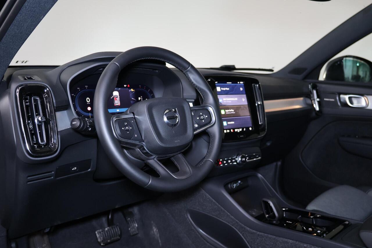 Volvo XC40 B3 Plus Black Edition - IntelliSafe Assist & Surround - 360º Camera - Harman/Kardon audio - Verwarmde voorstoelen & stuur - Parkeersensoren voor & achter - Elektr. bedienb. voorstoelen met geheugen links - Draadloze tel. lader - Extra getint glas - 20' LM