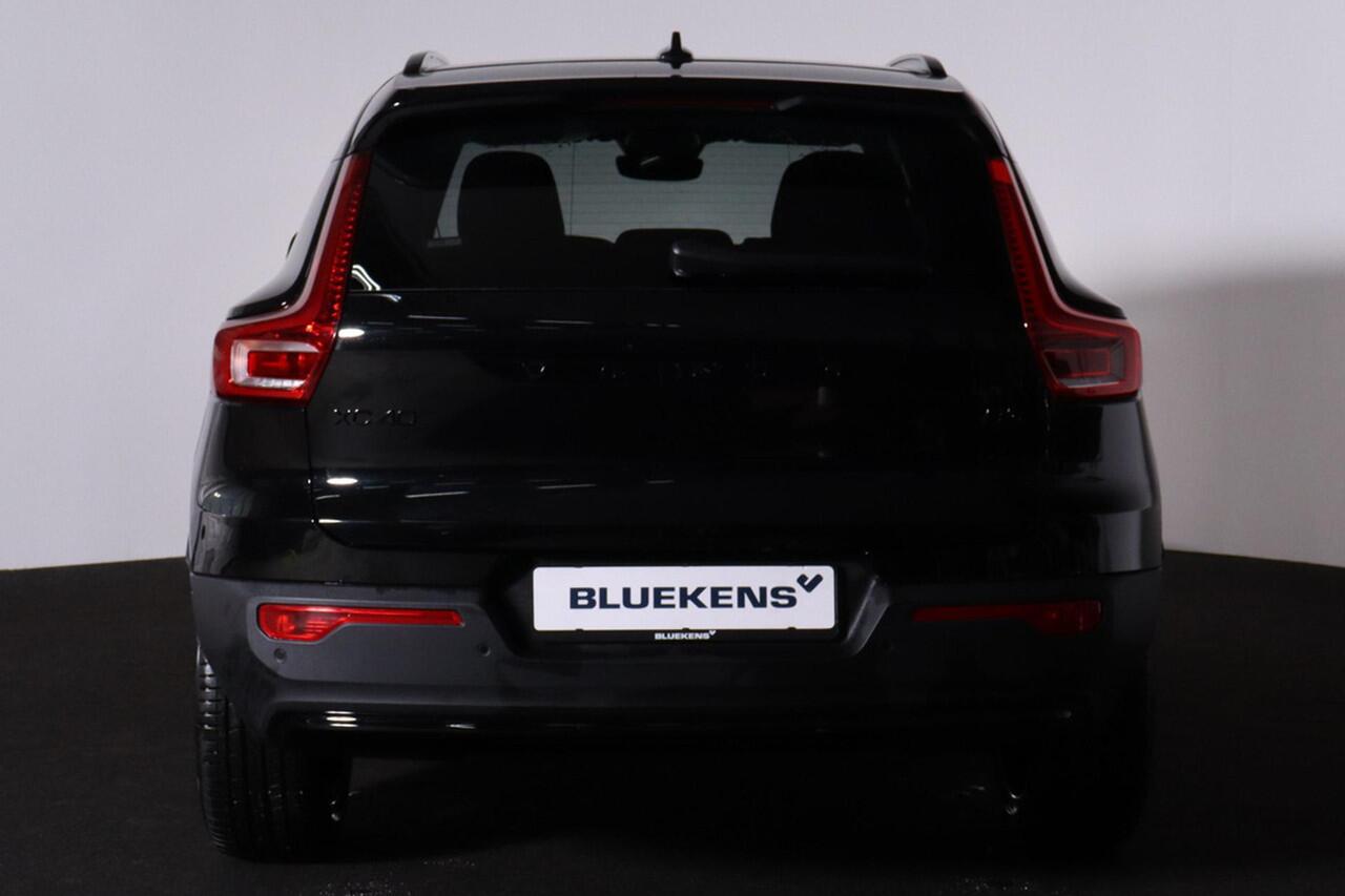 Volvo XC40 B3 Plus Black Edition - IntelliSafe Assist & Surround - 360º Camera - Harman/Kardon audio - Verwarmde voorstoelen & stuur - Parkeersensoren voor & achter - Elektr. bedienb. voorstoelen met geheugen links - Draadloze tel. lader - Extra getint glas - 20' LM
