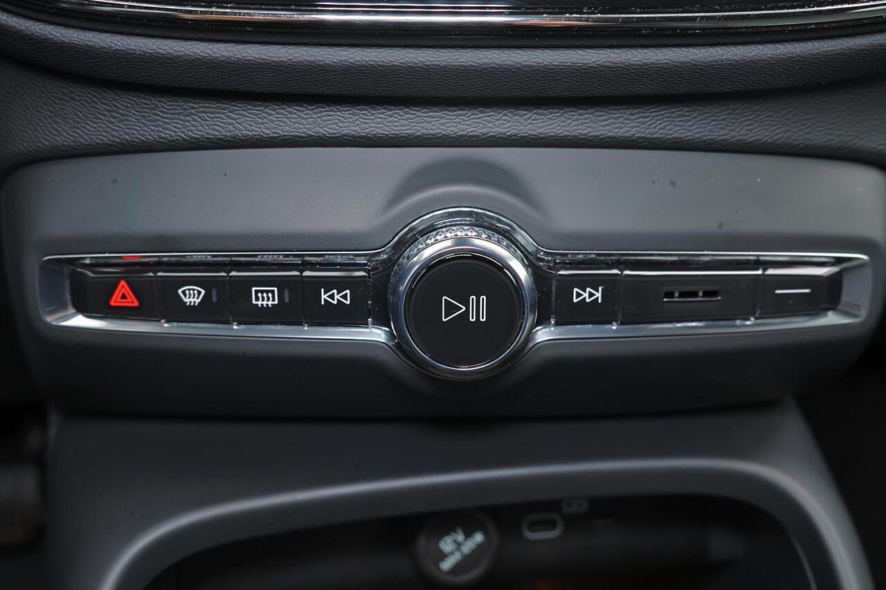 Volvo XC40 B3 Plus Black Edition - IntelliSafe Assist & Surround - 360º Camera - Harman/Kardon audio - Verwarmde voorstoelen & stuur - Parkeersensoren voor & achter - Elektr. bedienb. voorstoelen met geheugen links - Draadloze tel. lader - Extra getint glas - 20' LM