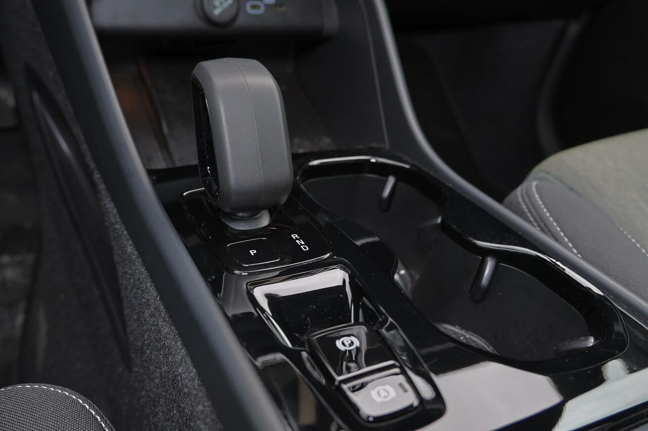 Volvo XC40 B3 Plus Black Edition - IntelliSafe Assist & Surround - 360º Camera - Harman/Kardon audio - Verwarmde voorstoelen & stuur - Parkeersensoren voor & achter - Elektr. bedienb. voorstoelen met geheugen links - Draadloze tel. lader - Extra getint glas - 20' LM