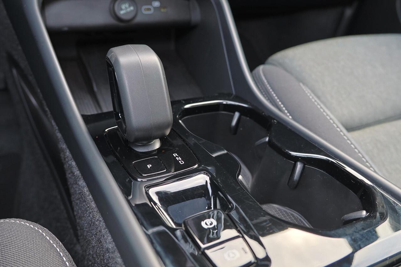 Volvo XC40 B3 Plus Black Edition - Panorama/schuifdak - IntelliSafe Assist & Surround - 360º Camera - Harman/Kardon audio - Verwarmde voorstoelen & stuur - Parkeersensoren voor & achter - Elektr. bedienb. voorstoelen met geheugen links - Draadloze tel. lader - Extra