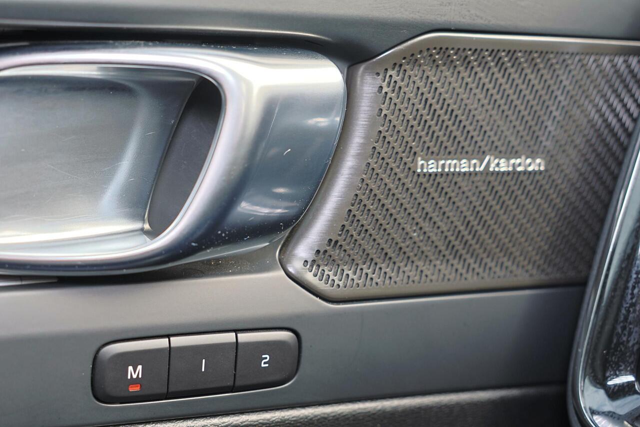 Volvo XC40 B3 Plus Black Edition - Panorama/schuifdak - IntelliSafe Assist & Surround - 360º Camera - Harman/Kardon audio - Verwarmde voorstoelen & stuur - Parkeersensoren voor & achter - Elektr. bedienb. voorstoelen met geheugen links - Draadloze tel. lader - Extra