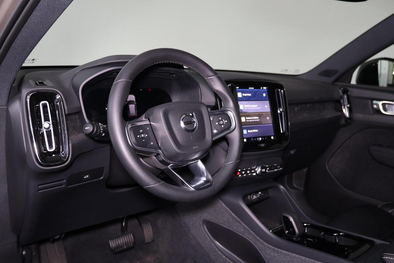 Volvo XC40 Extended Range Plus 82 kWh - IntelliSafe Assist & Surround - Parkeercamera achter - Verwarmde voorstoelen & stuur - Parkeersensoren voor & achter - Draadloze tel. lader - Warmtepomp - Extra getint glas - Elektr. inklapbare trekhaak - 21' LMV