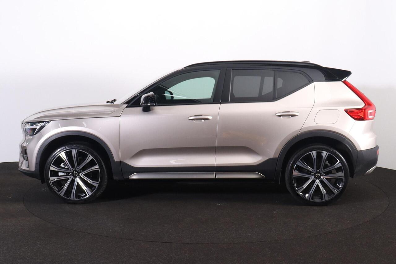 Volvo XC40 Extended Range Plus 82 kWh - IntelliSafe Assist & Surround - Parkeercamera achter - Verwarmde voorstoelen & stuur - Parkeersensoren voor & achter - Draadloze tel. lader - Warmtepomp - Extra getint glas - Elektr. inklapbare trekhaak - 21' LMV