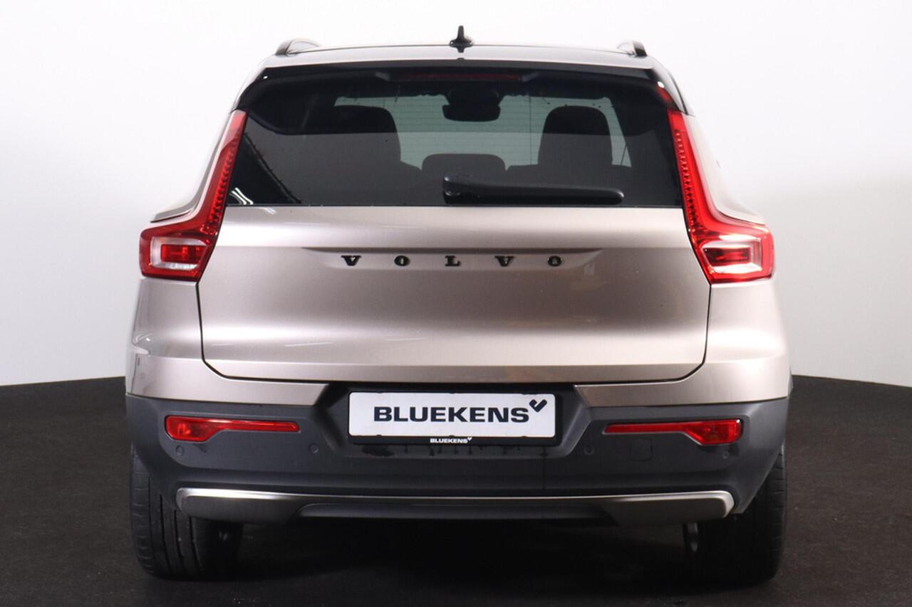 Volvo XC40 Extended Range Plus 82 kWh - IntelliSafe Assist & Surround - Parkeercamera achter - Verwarmde voorstoelen & stuur - Parkeersensoren voor & achter - Draadloze tel. lader - Warmtepomp - Extra getint glas - Elektr. inklapbare trekhaak - 21' LMV