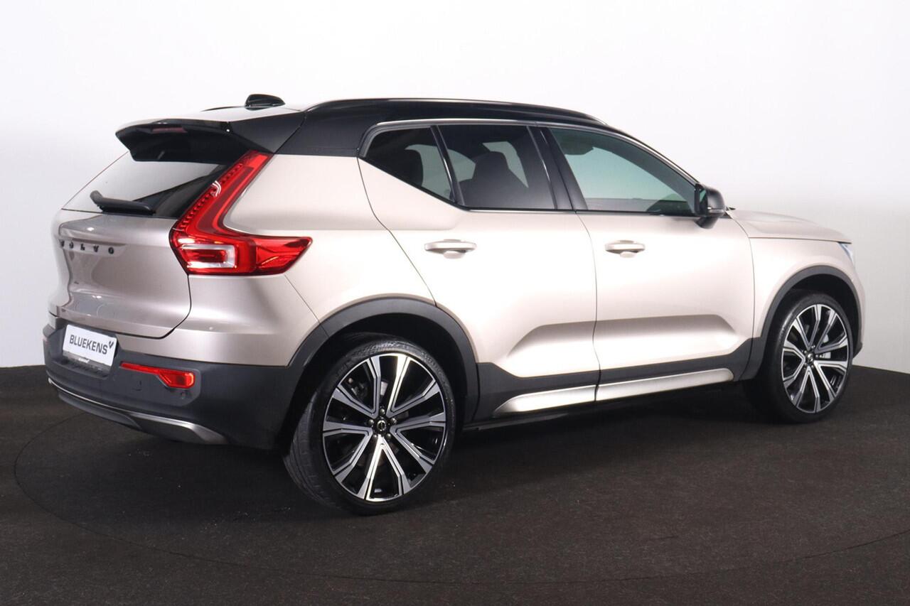 Volvo XC40 Extended Range Plus 82 kWh - IntelliSafe Assist & Surround - Parkeercamera achter - Verwarmde voorstoelen & stuur - Parkeersensoren voor & achter - Draadloze tel. lader - Warmtepomp - Extra getint glas - Elektr. inklapbare trekhaak - 21' LMV