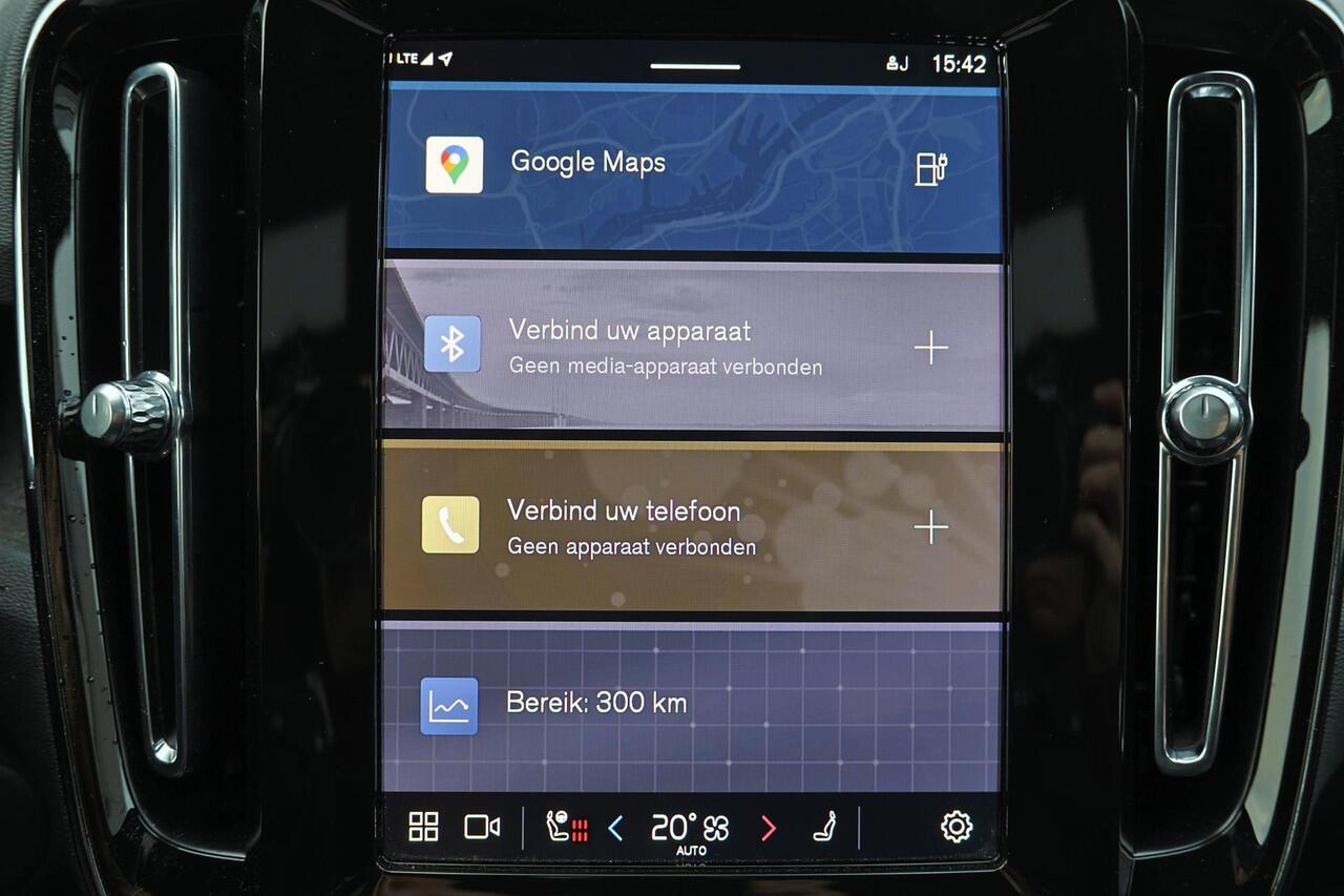 Volvo XC40 Extended Range Plus 82 kWh - IntelliSafe Assist & Surround - Parkeercamera achter - Verwarmde voorstoelen & stuur - Parkeersensoren voor & achter - Draadloze tel. lader - Warmtepomp - Extra getint glas - Elektr. inklapbare trekhaak - 21' LMV
