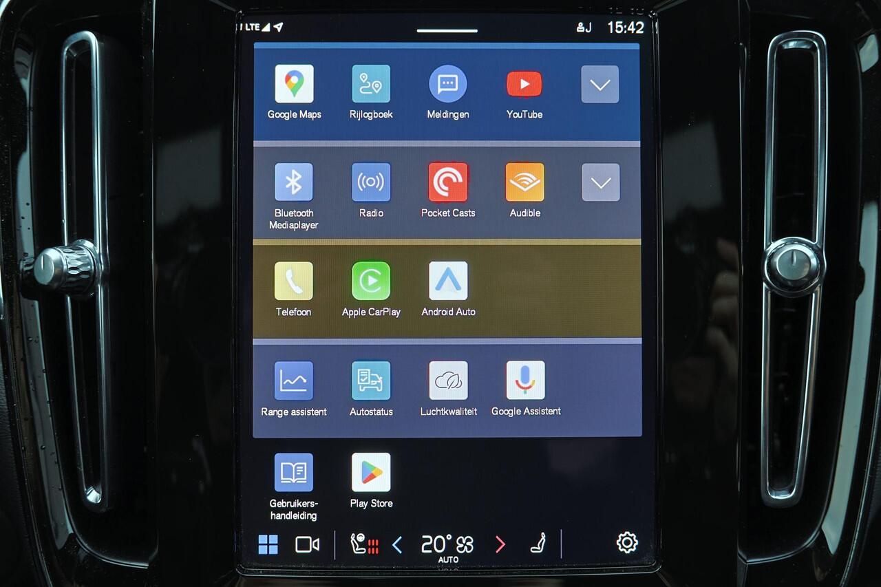 Volvo XC40 Extended Range Plus 82 kWh - IntelliSafe Assist & Surround - Parkeercamera achter - Verwarmde voorstoelen & stuur - Parkeersensoren voor & achter - Draadloze tel. lader - Warmtepomp - Extra getint glas - Elektr. inklapbare trekhaak - 21' LMV