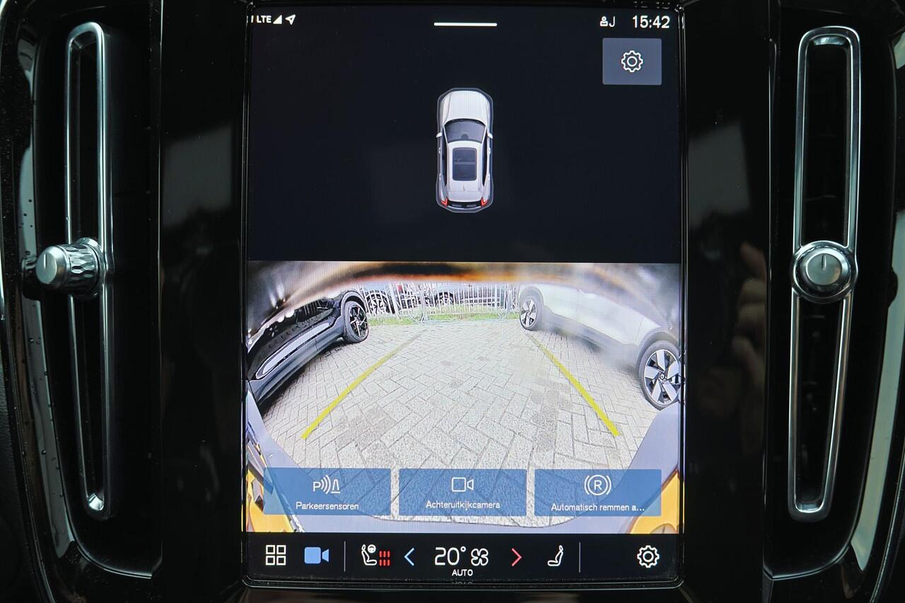 Volvo XC40 Extended Range Plus 82 kWh - IntelliSafe Assist & Surround - Parkeercamera achter - Verwarmde voorstoelen & stuur - Parkeersensoren voor & achter - Draadloze tel. lader - Warmtepomp - Extra getint glas - Elektr. inklapbare trekhaak - 21' LMV