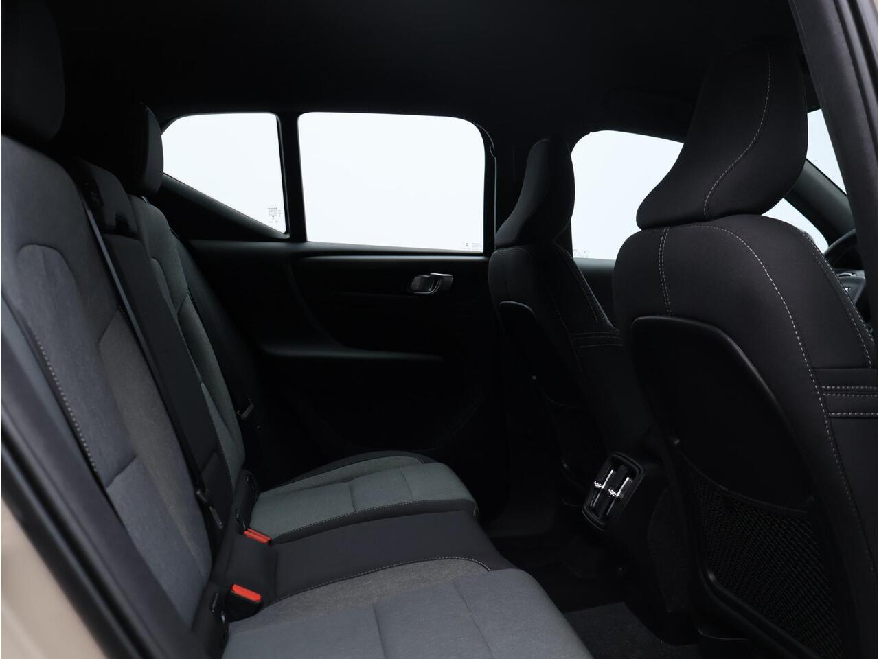 Volvo XC40 2.0 B4 Plus Dark Mild hybrid, Automaat, Trekhaak, Harman Kardon, Elektr. bed. stoelen, Stoel+stuur+voorruitverwarming