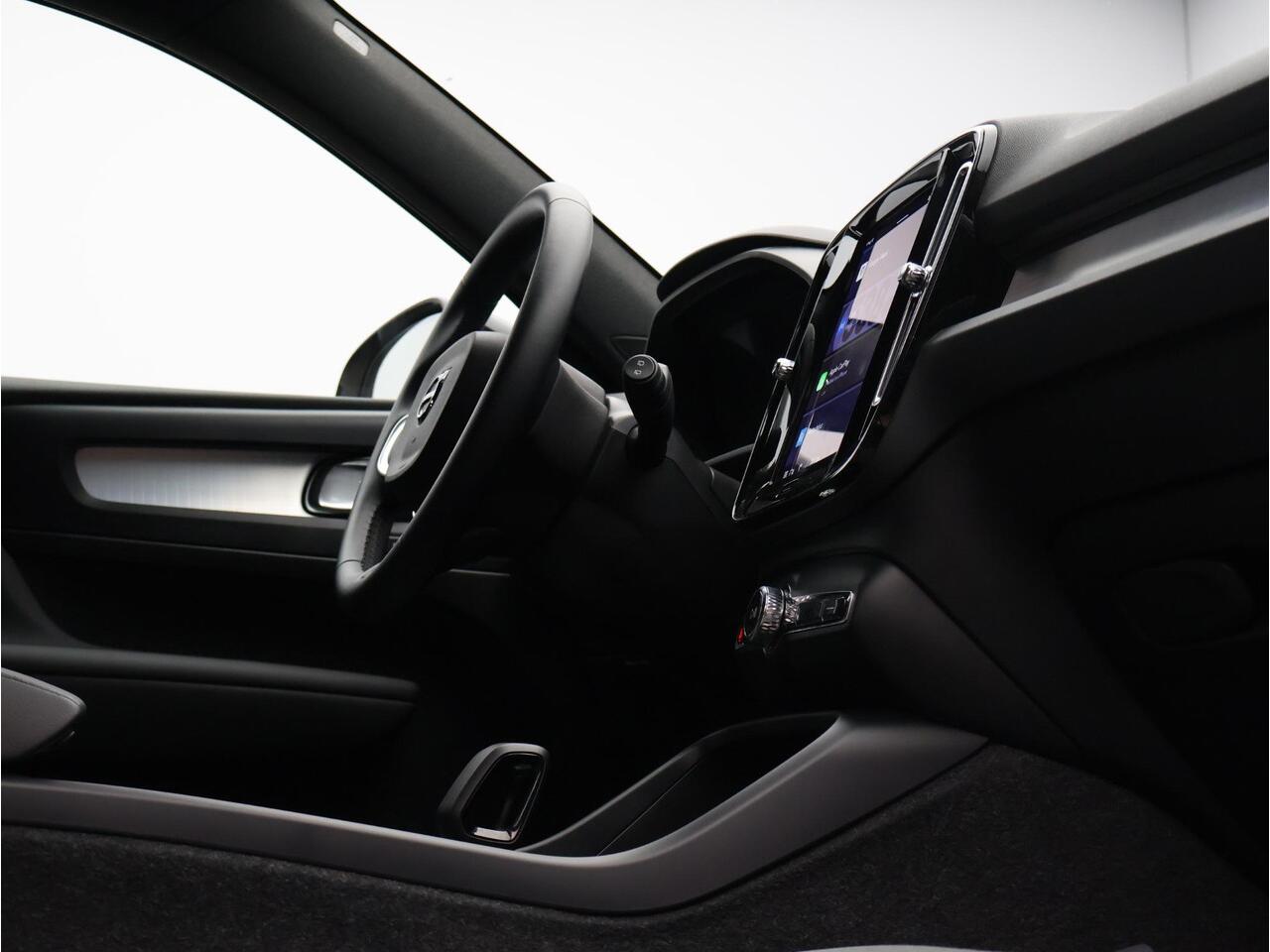 Volvo XC40 2.0 B4 Plus Dark Mild hybrid, Automaat, Trekhaak, Harman Kardon, Elektr. bed. stoelen, Stoel+stuur+voorruitverwarming