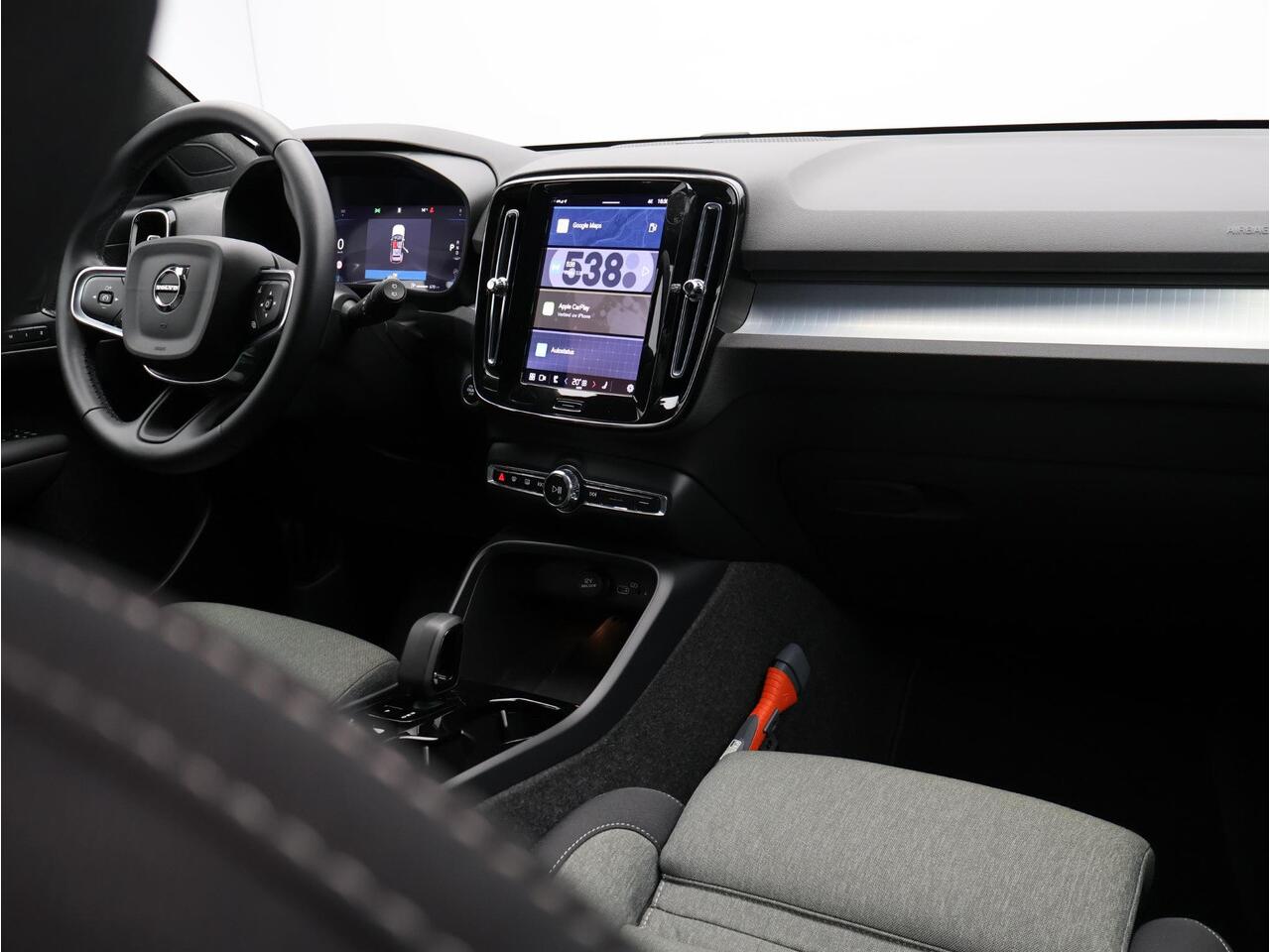 Volvo XC40 2.0 B4 Plus Dark Mild hybrid, Automaat, Trekhaak, Harman Kardon, Elektr. bed. stoelen, Stoel+stuur+voorruitverwarming